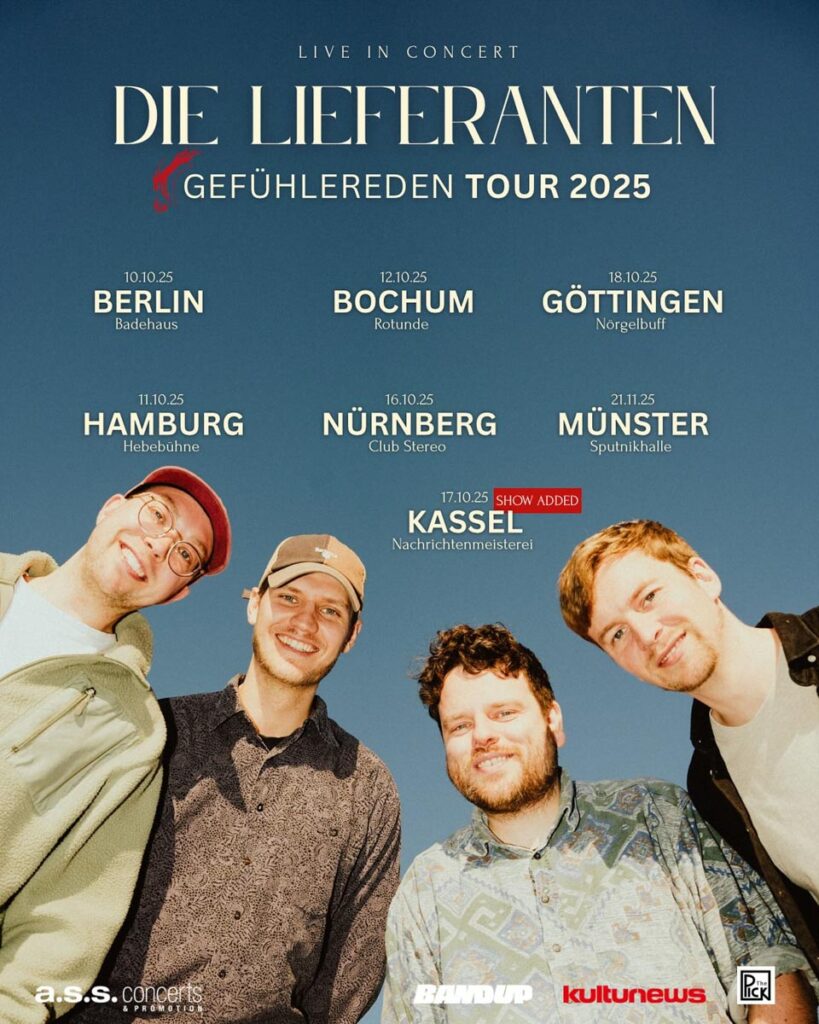 Kreatives Tour-Poster Design für Die Lieferanten 2025: Low-Angle Gruppenfoto vor blauem Himmel. Fotografiert von Lars Dargel.